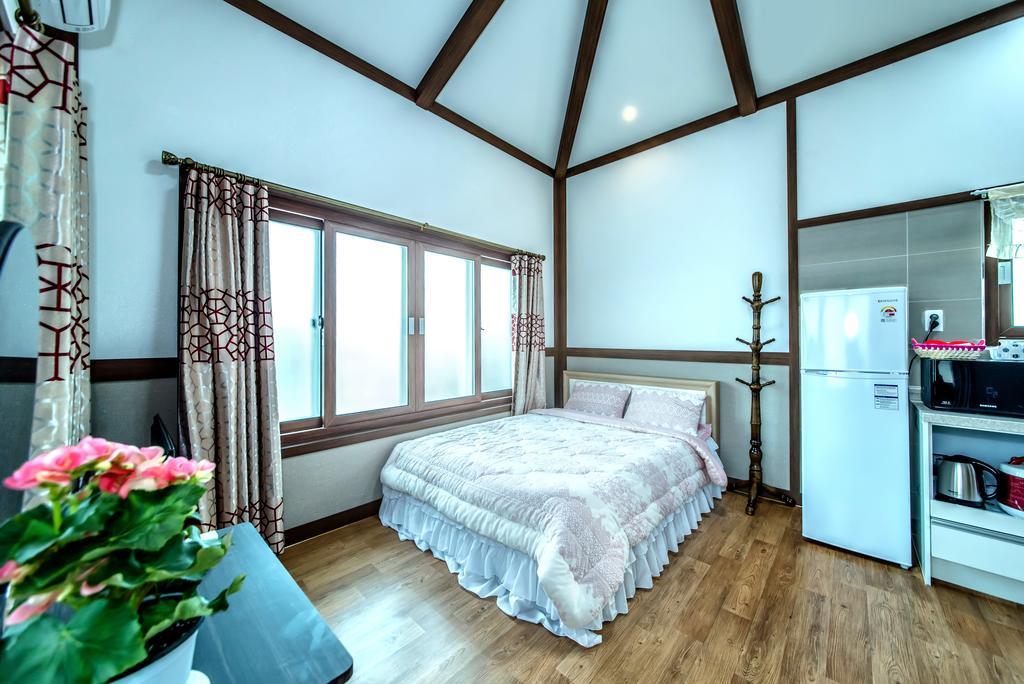Вилла Jeju Myung House Согвипхо Экстерьер фото