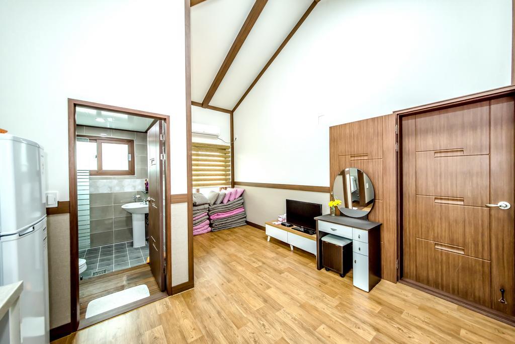 Вилла Jeju Myung House Согвипхо Экстерьер фото