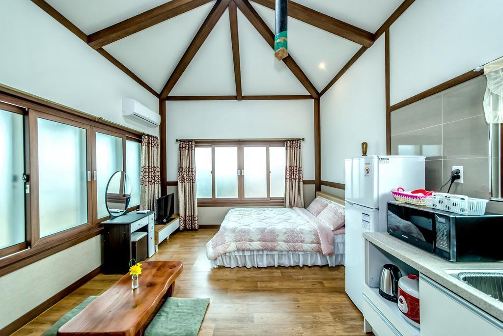 Вилла Jeju Myung House Согвипхо Экстерьер фото